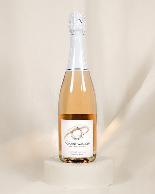 Produktfoto eines Cremant d'Alsace Blanc de Noir der Domaine Wassler